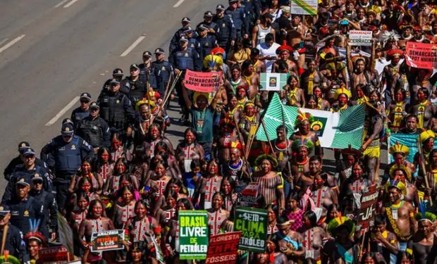 Indígenas protestam em Brasília por demarcação de terras