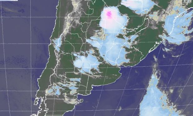 La foto satelital muestra un importante desorden en las coberturas nubosas sobre la franja central del país