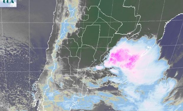 La foto satelital presenta destacados desarrollos de nubosidad sobre Uruguay el este de ER, desde la zona se reportan acumulados que superan los 20 milímetros.