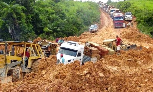 La BR-163 es la principal vía que atraviesa el estado de Mato Grosso y que conecta con Santarém, en Pará, por el Norte, donde grandes exportadores de granos están construyendo terminales en los ríos.