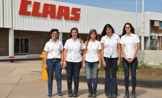 Yamila Arias, Responsable de Recursos Humanos. Dolores Elguea, supervisora del área de producción. Carolina Galli, Producción. Estefanía Martínez, Producción. Milena Molina, encargada de costos.