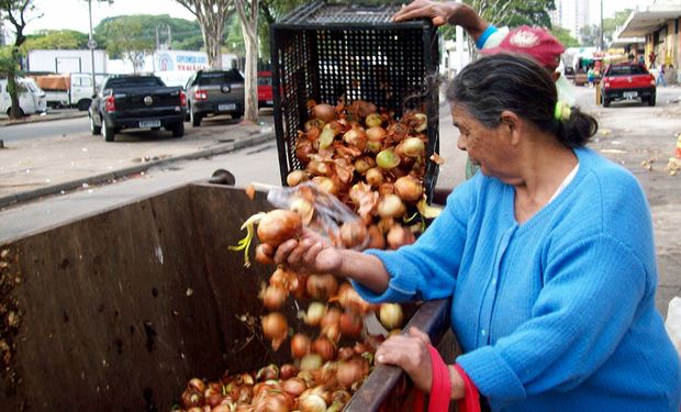 Mulher seleciona cebolas jogadas no lixo. (foto - Devanir Amâncio/Agência Senado)