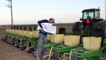 Mejora el poder de compra de la soja y el maíz: cuántas toneladas se necesitan para comprar maquinaria, insumos, combustible y pick up