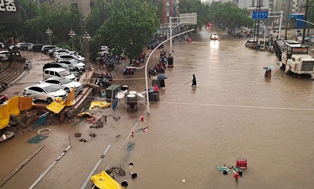 Inundaciones en China: una lluvia inédita en 1000 años deja al menos 12 mueros en un metro
