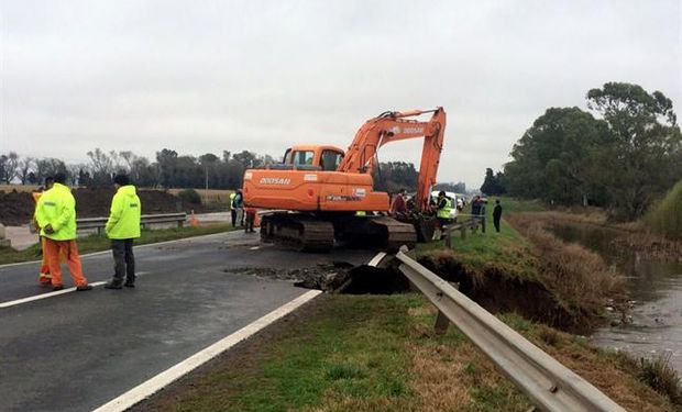 Corte en la ruta 8 km 87 por desmoronamiento tras las intensas lluvias.  Foto:  LA NACION  / Ricardo Pristupluk.