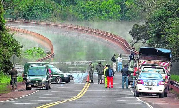 El Paraná aisló a 50 mil personas y crece la amenaza de inundaciones