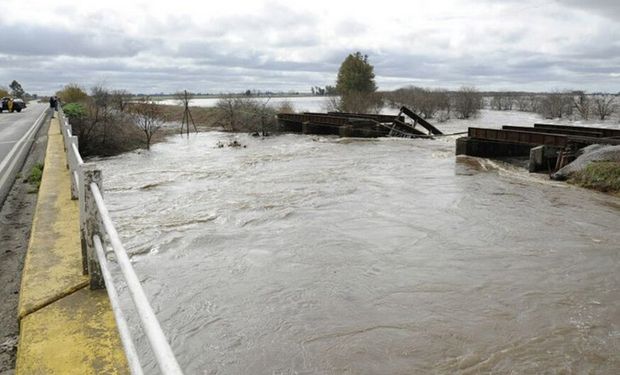 El arroyo Saladillo en la zona sur de Rosario a punto de desbordar, por lo cual defensa civil asiste a la gente que vive en la orilla. Foto: LA NACION