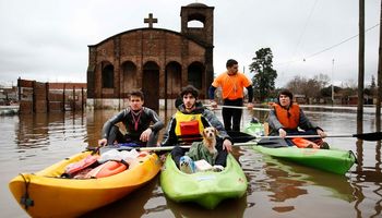 Ceden las lluvias, crece la solidaridad y empieza la odisea de volver a casa