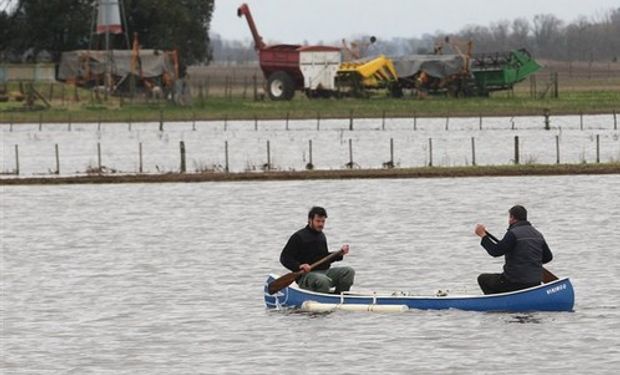 En O'Higgins, Chacabuco, Leandro e Ignacio Daffunchio entran en canoa al campo. Foto: Santiago Hafford