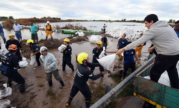 Una localidad paralizada por el desborde de una laguna.