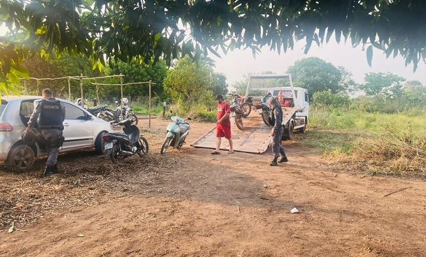 Polícia Civil e o Conselho Tutelar acompanharam a ação de reintegração de posse porque havia várias famílias e crianças no local. (foto - PM)