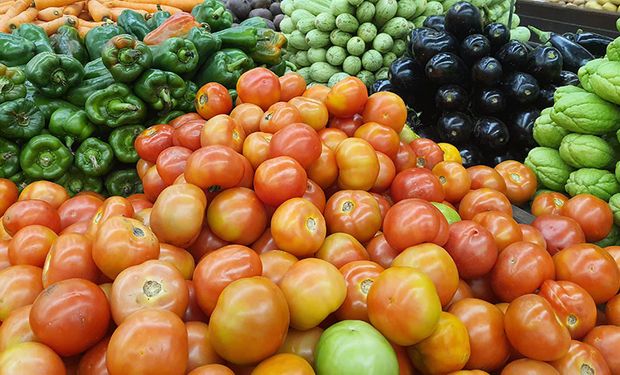 Inflação desacelera em abril, mas alimentos continuam com preços altos