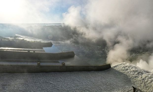 Un video muestra la implacable fuerza del agua tras la apertura de una presa