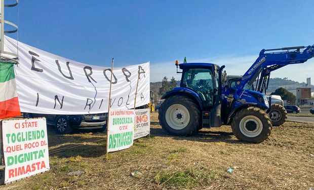 Agricultores italianos hacen un tractorazo hacia Roma y mantienen los reclamos