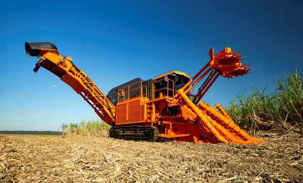 Plataforma de colheita flutuante na parte frontal da máquina permite que a colhedora se adapte às irregularidades do solo, proporcionando um corte de maior qualidade.