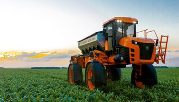 La fertilizadora de 8000 kilos que ahorra hasta un 15% en la aplicación y la tecnología de pulverización que mantiene el caudal a distintas velocidades