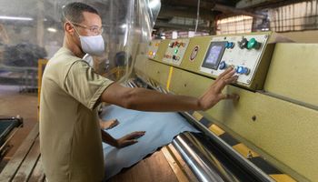 Como a JBS transforma restos de couro em fertilizante na Europa