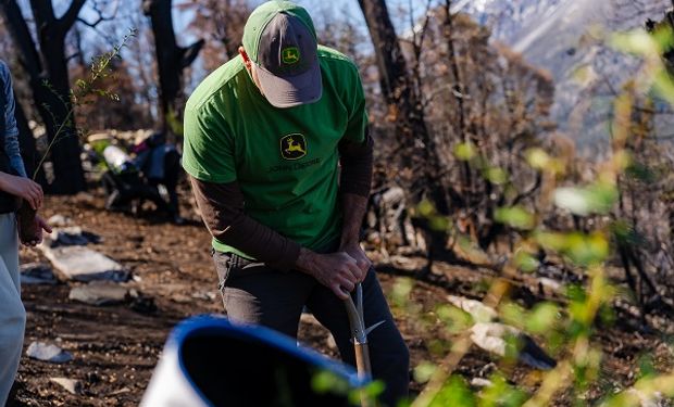 John Deere busca plantar un millón de árboles en Latinoamérica: se sumó el apoyo de Abel Pintos y ya plantaron 28.500 en Argentina