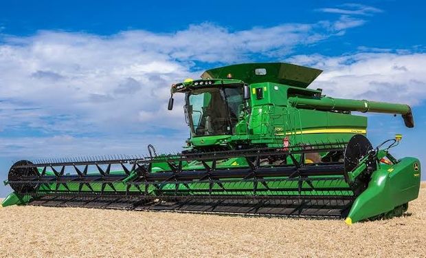 Colheitadeira S790 é o maior maquinário da John Deere disponível no Brasil e pode ser equipado com esteiras de tração da Green System. (foto - John Deere)