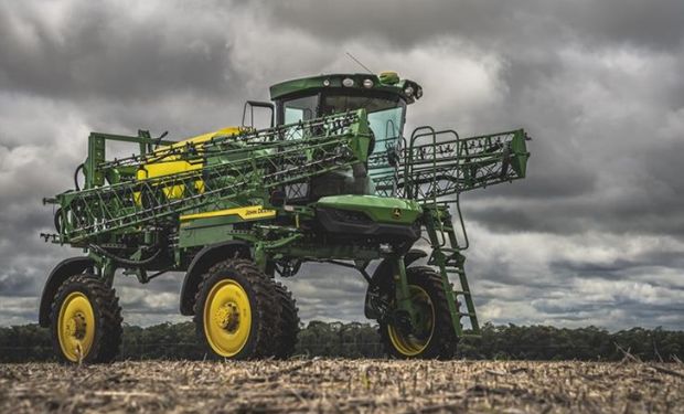 Para operações em terrenos mais desafiadores, o pulverizador 1025E oferece maior estabilidade, capacidade de rampa e manobrabilidade em cultivos delicados.