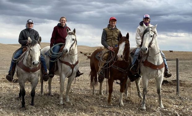 Shaylee Jones es una ranchera de quinta generación en la operación comercial de terneros de vaca de su familia, los Nebraska Sandhills.