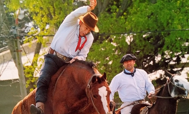 Jorge Aristegui, el "Maradona" de las domas que montó al caballo que mató a su hermano: ahora hace arreglos para sobrevivir