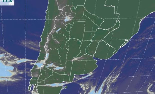 La foto del satélite presenta cielos despejados a mayor escala que lo que se observaba ayer a esta hora.