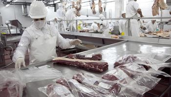 Trabajadores de la carne cerraron un aumento del 48%