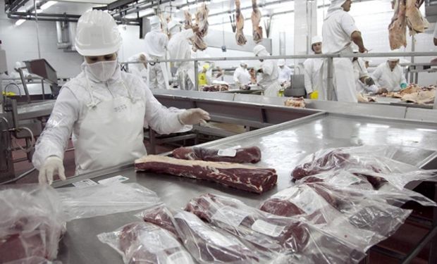 Trabajadores de la carne cerraron un aumento del 48%