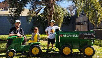 Se inspiró en el tractor que usaba su abuelo y creó una marca con vehículos de juguete para niños