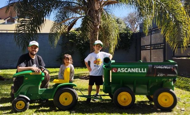 Se inspiró en el tractor que usaba su abuelo y creó una marca con vehículos de juguete para niños