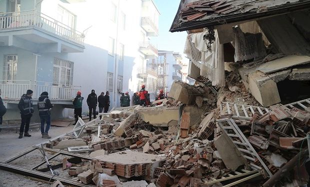 Terremoto en Turquía y Siria: las fotos y videos del sismo que dejó edificios derrumbados y más de mil muertos