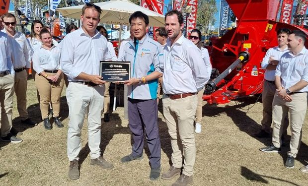 El líder japonés de una marca centenaria de tractores visitó la Argentina: estuvo con productores y destacó el potencial de la región