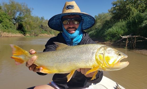 El Kun Agüero en modo vacaciones: disfrutó de un día de pesca en Corrientes