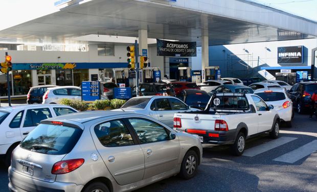 Se congeló el precio de los combustibles ante "la abrupta variación reciente del tipo de cambio y el contexto económico y social imperante".