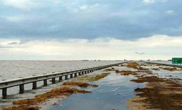 Buscan evitar el colapso del espejo de agua que provoca inundaciones en el sur de esa provincia.