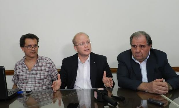 Luis Contigiani acompañado por el secretario de Lechería, Pedro Morini y el director Provincial en la misma materia, Marcelo Bargellini.