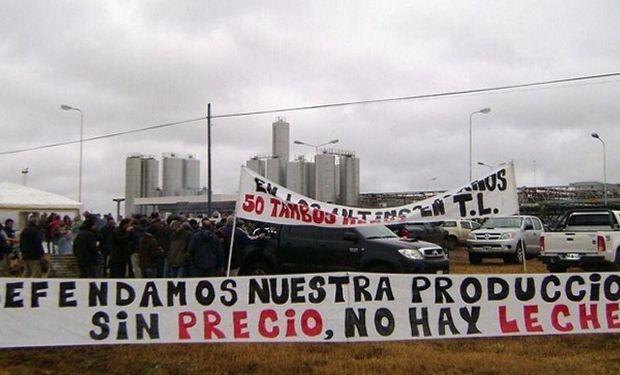 Manifestación de tamberos frente a una planta de productos lácteos.