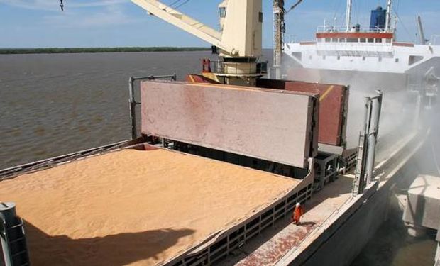 Barco con soja en Genaral Lagos, Santa Fe. (Foto de Carlos Carrion, AFP)