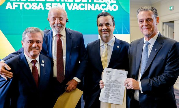 Presidente Luiz Inácio Lula da Silva, o ministro Carlos Fávaro, e os presidentes da ABIEC, Roberto Perosa, e da ABPA, Ricardo Santin, durante entrega do certificado em Paris. (Foto - Ricardo Stuckert)