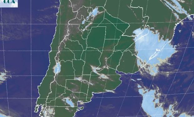 La foto satelital presenta el tránsito de algunas nubes que se desplazan hacia el este noreste en la región pampeana.