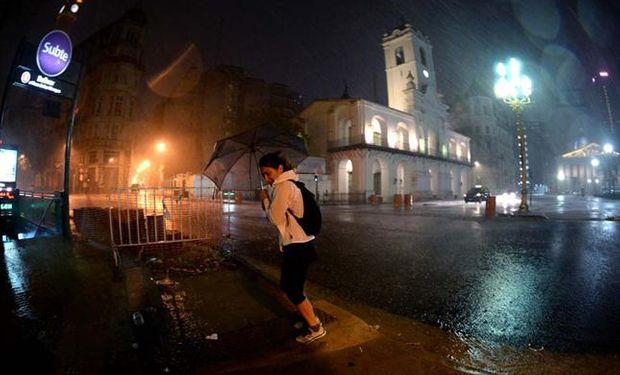 Una fuerte tormenta de viento y lluvia cayó sobre Buenos Aires causando graves daños.  Foto:  LA NACION  / Gastón De la Llana
