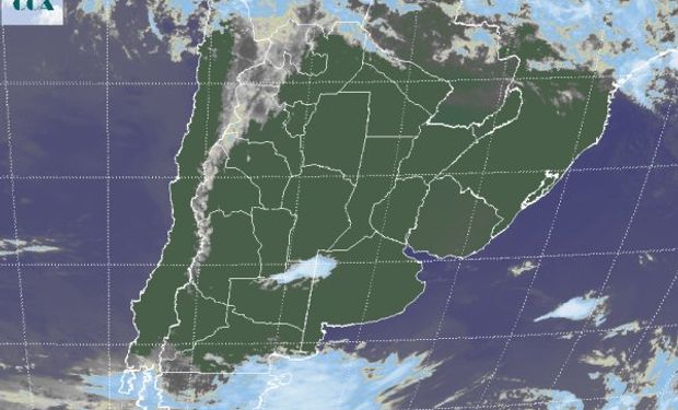 En la foto satelital se aprecia como los cielos despejados son dominantes en gran parte del sudeste de Sudamérica.