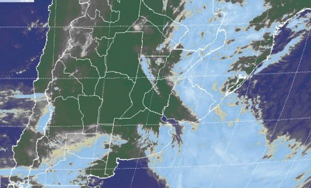 En la imagen satelital puede apreciarse el corrimiento de las coberturas nubosas hacia el este.