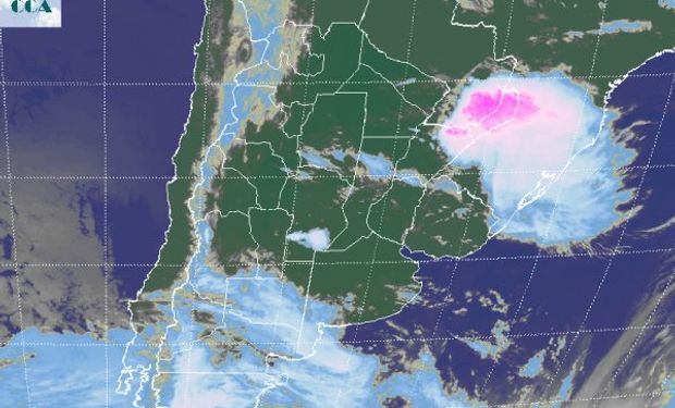 La foto satelital muestra las destacadas celdas de tormenta que cubren los departamentos paraguayos del sudeste y la provincia de Misiones.