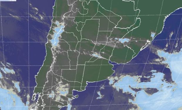 En el recorte de imagen satelital, se aprecia como la circulación del sudoeste ha barrido la nubosidad baja de buena parte de la región pampeana.