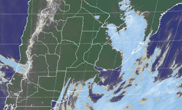 En el recorte de imagen satelital, se observa como la nubosidad remanente sobre el sur de Buenos Aires.