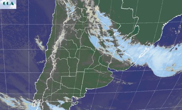 En la foto satelital, se aprecia la definición de la banda nubosa asociada a la posición del frente.