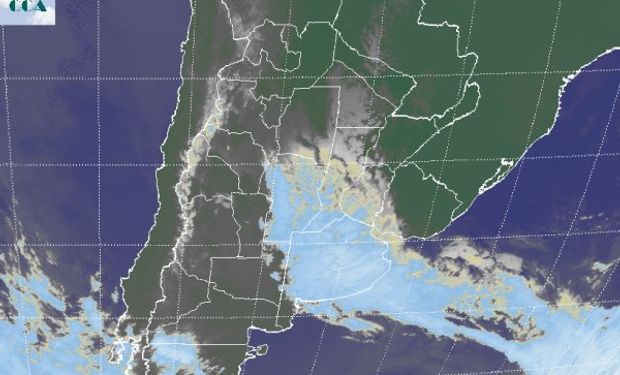 En la foto satelital se aprecia la vasta cobertura nubosa que toma la región pampeana y se extiende como nubes bajas hacia el Chaco.
