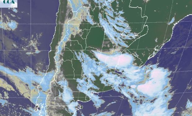 En la foto satelital, se aprecia la zona donde se concentra el mayor nivel de actividad, con máximos desarrollos nubosos en el oeste uruguayo y el centro este entrerriano.